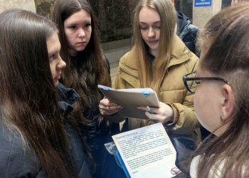 Фото 2 к новости Юные метрологи Дзержинска спустились в метро